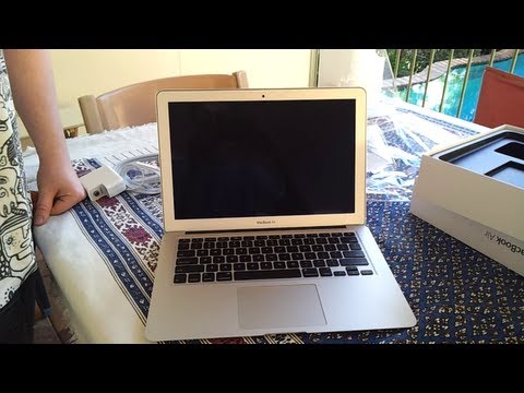 Aussie Bogan unboxes the new 2012 MacBook Air Aussie Bogan unboxes the new 2012 MacBook Air