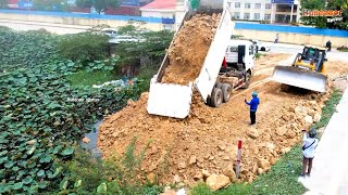 Wonderful stronger SHANTUI DH17C2 Working push soil filling up with Heavy Dump truck 25T unloading.