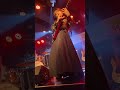 高速早弾きタッピングするギタリスト