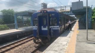 3718次經由沙崙線開往台南的EMU500型車號544西門子GTO機電系統短編區間車離開仁德站，交會3721次經由沙崙線開往沙崙的EMU500型車號525三菱IGBT機改短編區間車進入仁德站