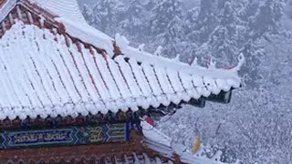 夜深知雪重，时闻折竹声。琼花飞舞，山峦素裹，恰似银阙瑶台降人间。真武山的雪，一下就美成了仙境。喜欢下雪的感觉 祈福 襄阳 襄阳真武山