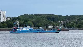 Blaues Frachtschiff in der Kieler Förde