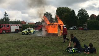 Brandmændene fra Slagelse Brand og redning - Sorø viser hvordan man slukker en brand I et træhus