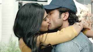 Adah Sharma and Esha Gupta Kissing Scenes in Commando 2