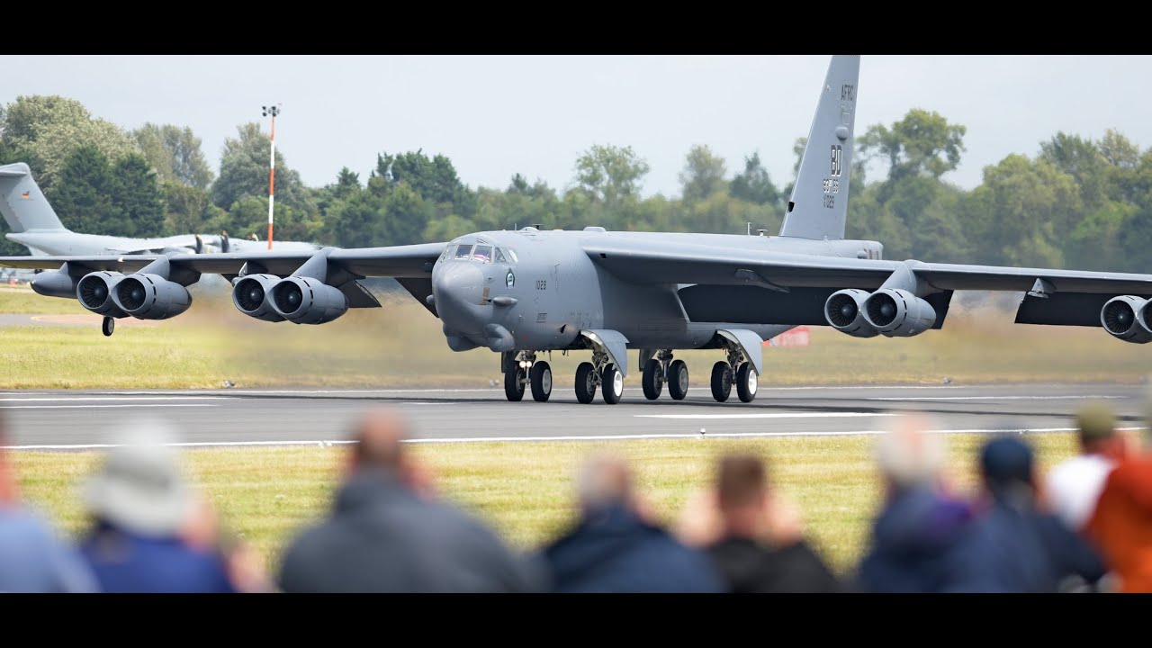 USAF B-52 CrabWalks😮 Stratofortress Bomber Smokes At RIAT 23 USAF BUFF ...