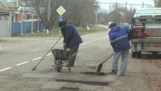 В станице Дмитриевской сделали ямочный ремонт дорог.