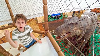 DINOSSAURO GIGANTE NA PISCINA DE BOLINHAS COMPLETO