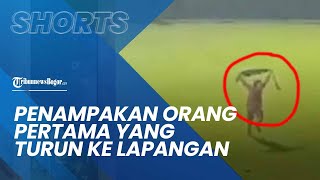 Video Penampakan Oknum Suporter Pertama yang Turun ke Lapangan, Picu Kerusuhan di Stadion Kanjuruhan