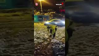 Sarıyer'de polis ekiplerinin karla mücadelesi; kürekle yol açıp araçları ittiler! #shorts