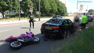 Motorrijder rijdt tegen achterzijde auto in Groningen