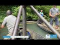 un bûcheron du marais poitevin transporte un train de bois de plusieurs tonnes sur l eau