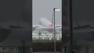 Fırtınada Havalimanına İnmeye Çalışan Uçağın Pilotu Zor Anlar Yaşadı!