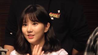 170930 GFriend Eunha ( 여자친구 은하 ) fan sign digest at Guui. サイン会のウナをただ眺めてる動画です^^