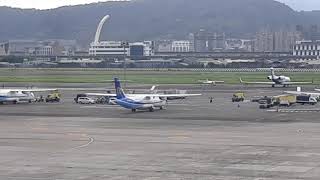 台北松山機場觀景台17:00分拍攝華信航空ATR72-600螺旋槳客機滑行停機坪停機