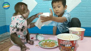 Kobi and Binh have breakfast with instant noodles