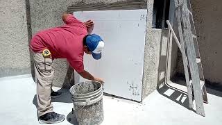 Colocación de unicel en muro para reducir el calor solar