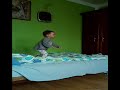 1,5 roczna dziewczynka śmieszny taniec