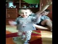 1,5 roczna dziewczynka śmieszny taniec