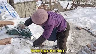 农村老人闲不住，88岁还上房顶扫雪，劝也劝不动，我也是服了！