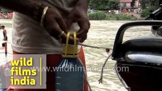 Kanwarias fill their pots with water from the river Ganges - Haridwar