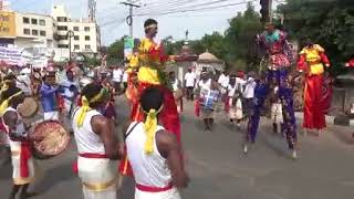 சர்வதேச சுற்றுலா தினம்: நாட்டுப்புற கலைஞர்களுடன் களைகட்டிய பேரணி