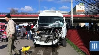 Wypadek w Gdyni. Ciężarówka uderzyła w trolejbus. Wielu rannych, jedna osoba zmarła