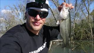 fishing the river catching a bass lol waters high and moving 6000cfs