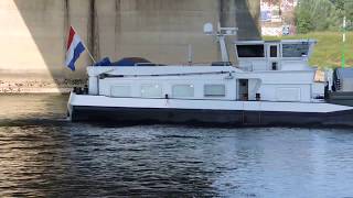 Binnenschiff  Vitesse auf dem Rhein bei Düsseldorf