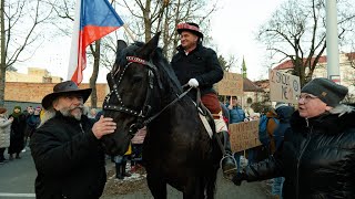 Lidem se Nelíbí Slučování Škol, Uspořádali Demonstraci