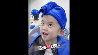 最后是被自己美到了对吗😂#人类幼崽剪头发有多可爱 #骗你生女儿