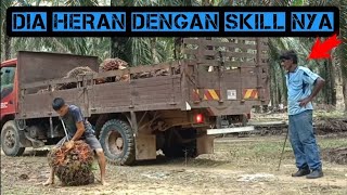 Dia geleng² kepala melihat saya angkat buah ini