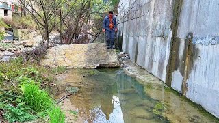 發現一條怪魚跑到巖洞里面，抽干水捉魚看能不能捉到