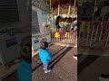 コスモワールドのメリーゴーランド🎠を見る4歳児ゆうくん