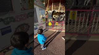 コスモワールドのメリーゴーランド🎠を見る4歳児ゆうくん