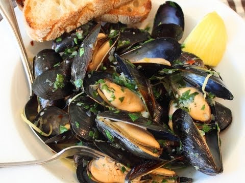 Drunken Mussels Recipe - Mussels Steamed in a Garlic, Lemon & Wine Broth Drunken Mussels Recipe - Mussels Steamed in a Garlic, Lemon & Wine Broth