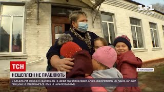 Новини України: від понеділка нещеплених чиновників і педагогів відсторонять від роботи