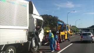 東名高速道路　事故処理中　上り横浜町田IC付近