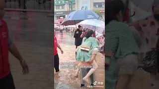 “来咯！”暴雨天气路面积水，环卫阿姨背路人过马路...被阿姨的笑容感染❤️