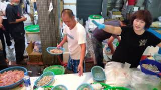 Taiwan seafood auction_The yellow croaker is so cheap, will you sell all the 8 left to me?