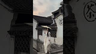 总要和最好的朋友穿裙子下趟江南 #江南#氛围感 #江南 #china #travel #healing #atmosphere #shortvideo