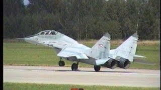 Magyar MiG - 29UB bemutatója a CIAF- 97-en.