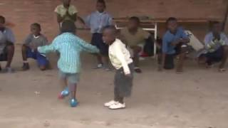 tazama jins watoto wakicheza hii dance ambayo ni hatari kwa afya ya watototo