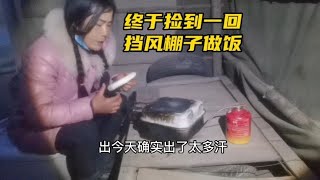 冬季骑行甘肃,燃烧小宇宙在跌宕起伏的山中,路边废蓬店避风扎营做饭【朵拉的骑行床车生活】