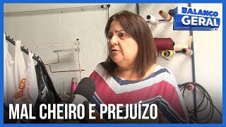 MAL CHEIRO E PREJUÍZO: Esgoto invade casa de moradora e causa transtornos