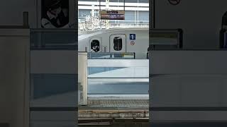 新幹線　女性車掌安全確認