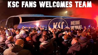 Karlsruhe Fans empfangen Mannschaft [Karlsruhe SC vs. Hamburger SV 06.11.2021] choreo pyro