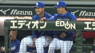 共に試合から退いた後、2人で話しながら試合を見つめていた柳\u0026石川昂弥 (2023/04/27)