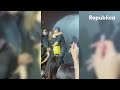 Enrique Iglesias se besa con una fan en pleno concierto