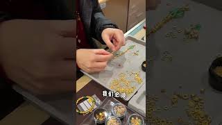 翡翠 珠寶直播 ：必戴的翡翠盤纏手鏈 全網就這一條 ，這條手鏈的扣子 嘗試用了比較大膽的設計，做出的成品 出乎意外的美～好美 翡翠戒面 #翡翠直播 #翡翠 #珠宝 #珠寶 #翡翠珠寶 #Shorts