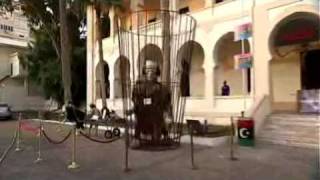 Gaddafi's palace becomes revolutionary shrine